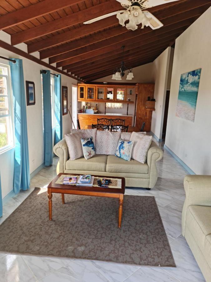 Breezy Apts Saint Philip Exteriör bild